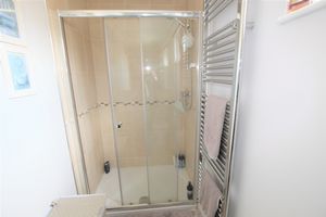 MAIN EN SUITE - click for photo gallery